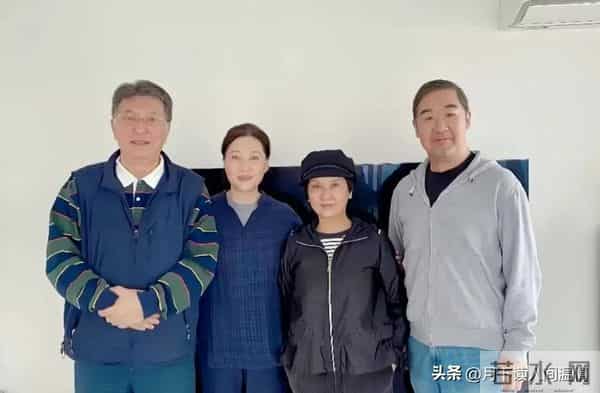 张国立和老婆去天津的朋友家里做客,俩人70岁依然精气神十足。