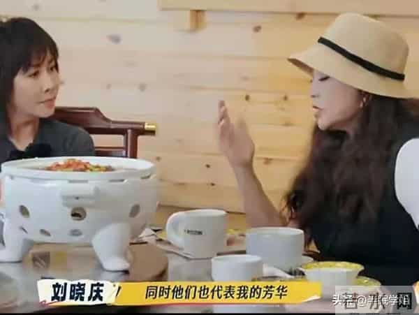 刘晓庆一天吃一斤肉，同龄人夸她年轻，摘下假发真容曝光