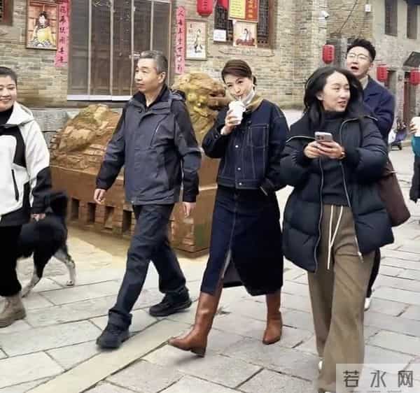 张蕾46岁逛街像30岁，主持人这保养功夫，时间都嫉妒得想办会员卡