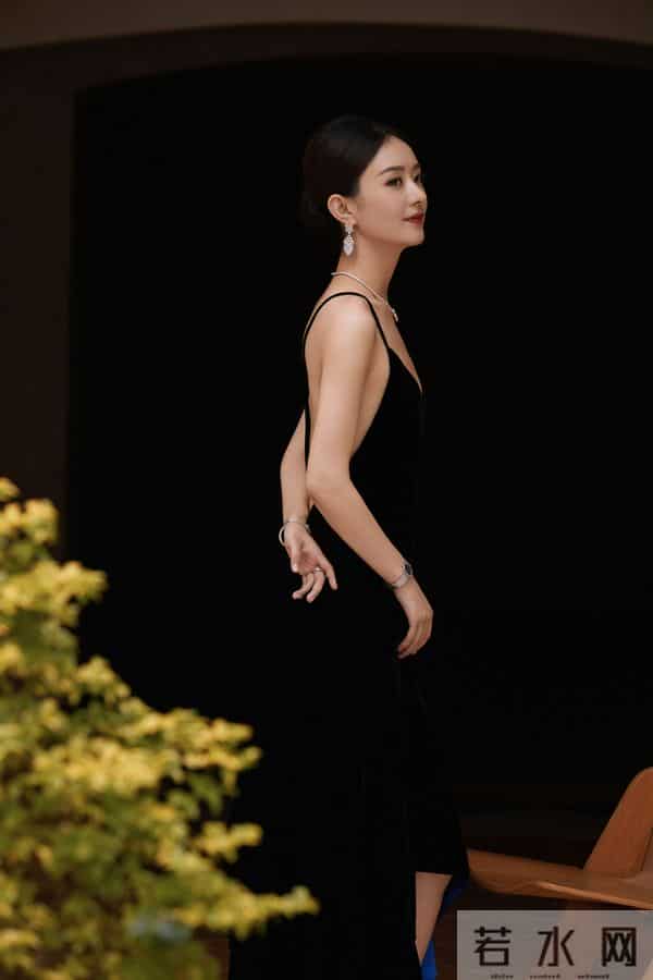 黑丝绒吊带裙裹着冷艳的柔，内里宝蓝衬出暗调的烈