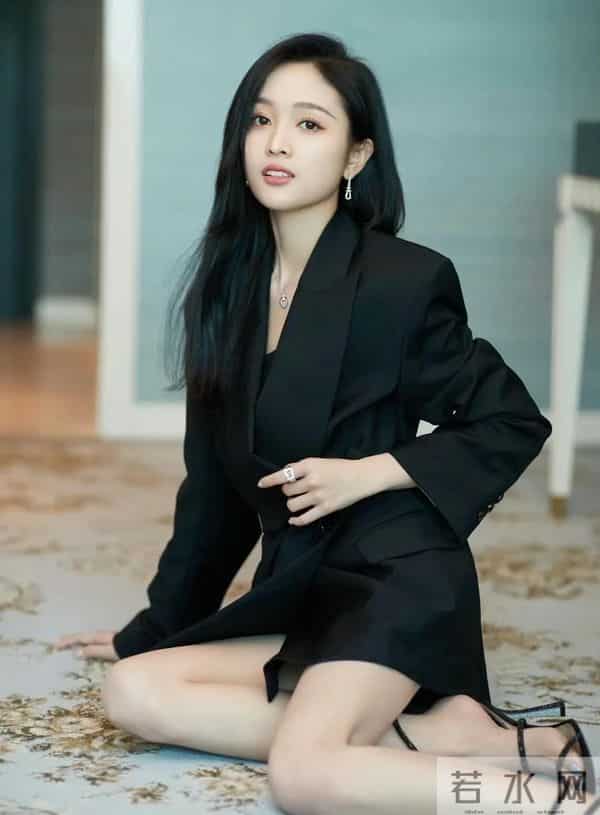 吴宣仪黑西装造型又美又飒