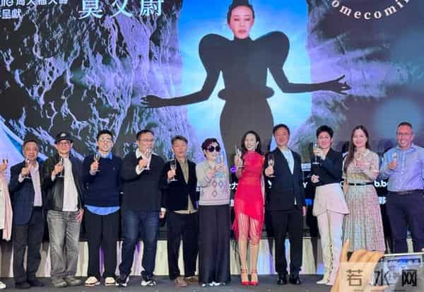 55岁莫文蔚现身香港!生图皮松肉垮自然老去,穿透视装身材干瘪