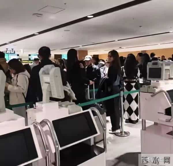 网友日本机场偶遇章泽天！戴眼镜秒变文艺女神，人群中一眼惊艳