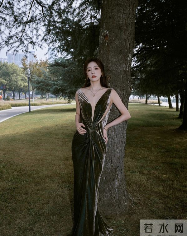 蔡文静的气质真优雅，知性又温柔，看着就舒服