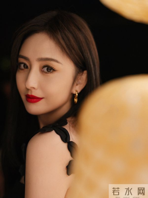 佟丽娅的日常美照，黑裙红唇尽显魅力