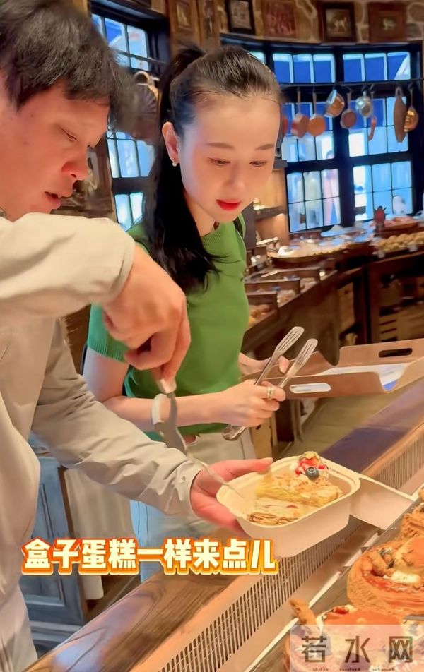 范志毅夫妻俩买面包，被说像父女，脾气火爆的他在老婆面前很温柔