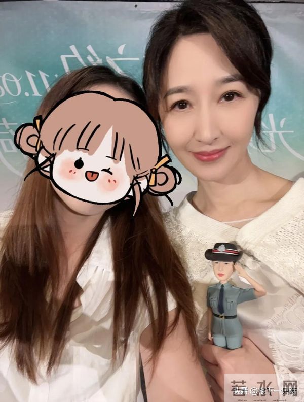 关咏荷与粉丝续20年之约 白色礼服纯洁优雅 61岁真人又白又瘦像30岁