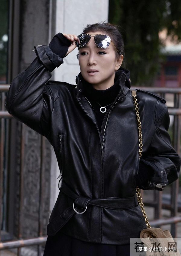 巩俐参加卡地亚活动,60岁依旧很有女王范,完美诠释岁月不败美人