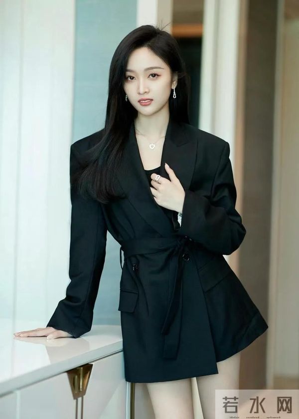 吴宣仪黑西装造型又美又飒