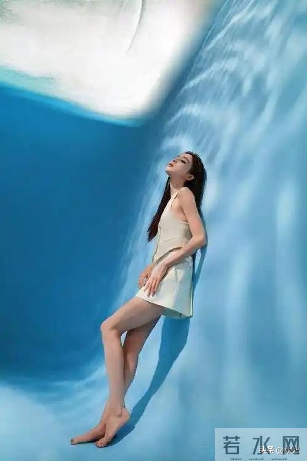 古力娜扎大方展露自己美腿美脚丫,她好像没脚脖子