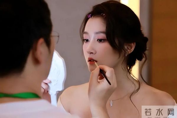 关晓彤银裙造型杀疯了！这还是你认识的"国民闺女"吗？