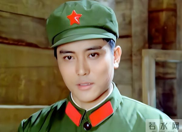 他曾是北影厂第一美男，退居幕后20年担任制片人，如今老的不敢认