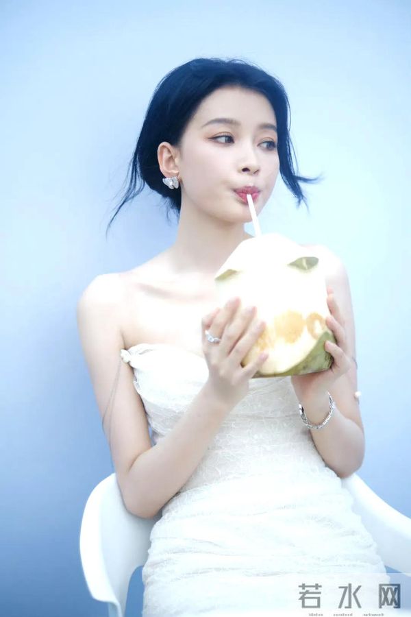 孙怡白裙海边写真