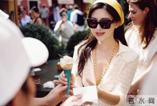 朱珠的黄金项链才叫贵!穿性感针织南法度假,国风混搭还得看她!