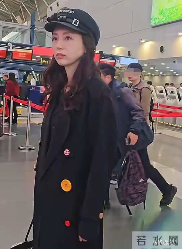 董璇46岁生日后现身机场，全黑穿搭低调有型，戴帽可爱又减龄