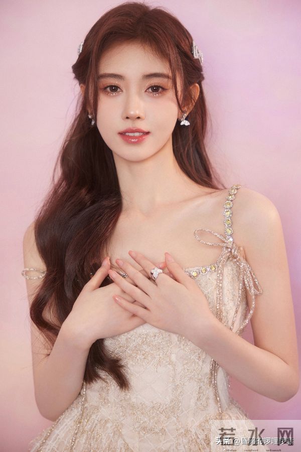 甜妹天花板 vs 四千年美女!田曦薇鞠婧祎谁更受网友喜欢?