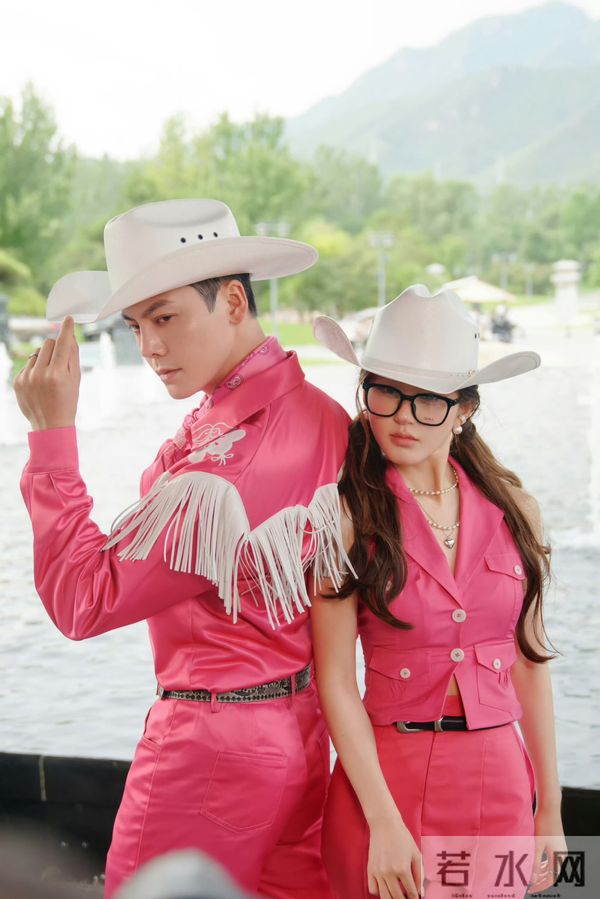 赵露思爆剧红利：穿高定跳热舞，宣布加入新公司，对着粉丝嗷嗷哭