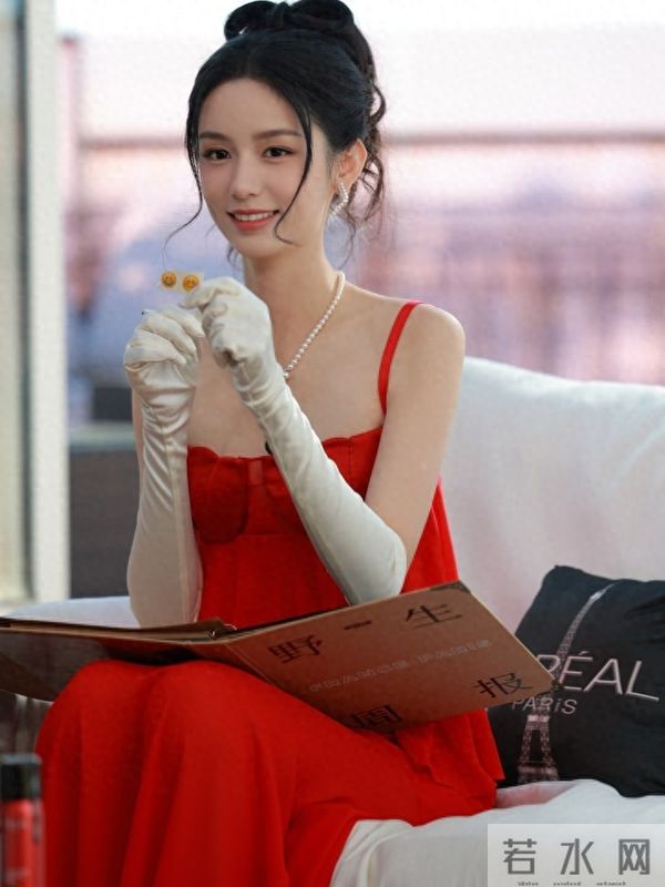 周也，红色抹胸纱裙穿搭，灵动又吸睛
