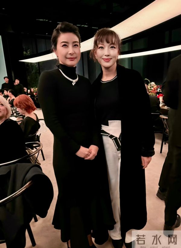 郭晶晶一袭黑衣包裹严实参加晚宴,与谁合影都美得突出!