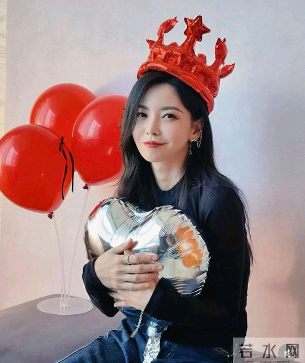 36岁于文文过生日，穿黑色露腰裙，腰部镂空设计，性感极了