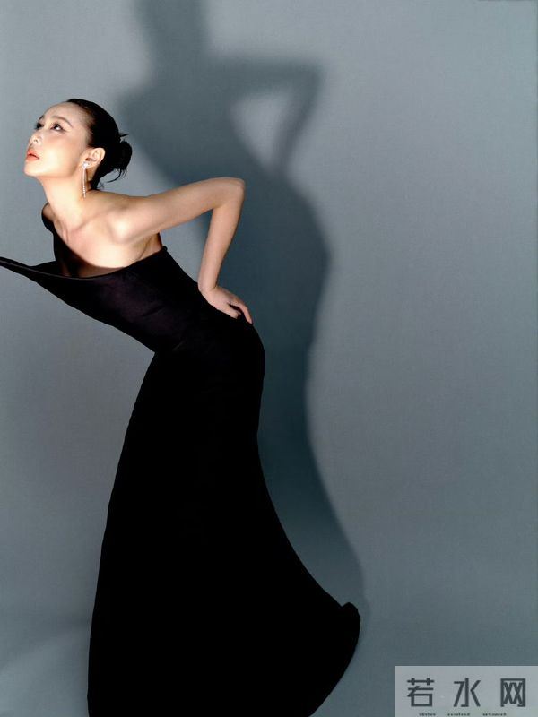 高叶黑裙露背，肩背线条惊艳，气质冷艳又性感