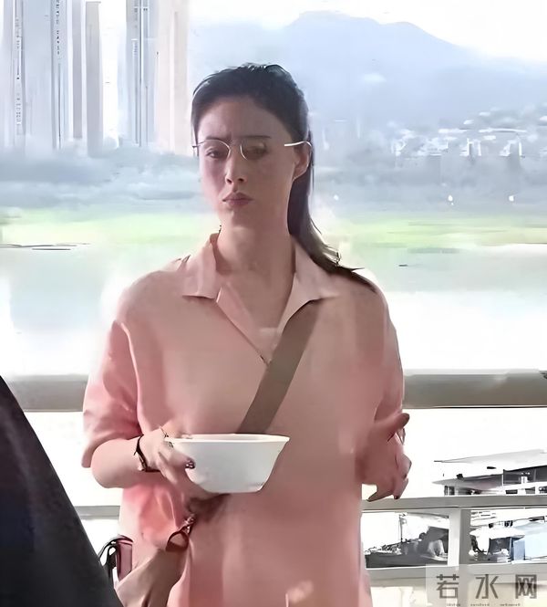 42岁蒋欣在重庆炸街！都瘦到脱相了但体型乃是前凸后翘十分吸睛