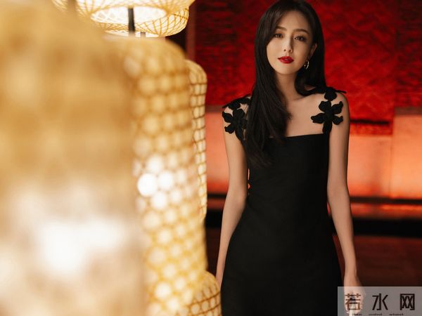 佟丽娅的日常美照，黑裙红唇尽显魅力