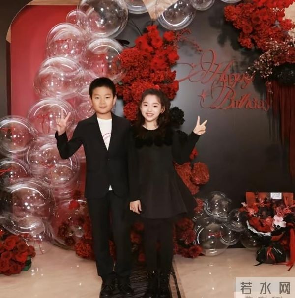 佟大为儿子与酒窝同框,同样9岁比酒窝高半头,正脸照跟爸爸雷同