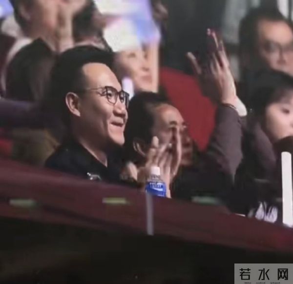 赵露思爆剧红利：穿高定跳热舞，宣布加入新公司，对着粉丝嗷嗷哭