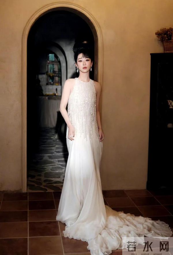 杨紫 生日写真 白色珍珠礼服来自Georges Hobeika 23春夏高定