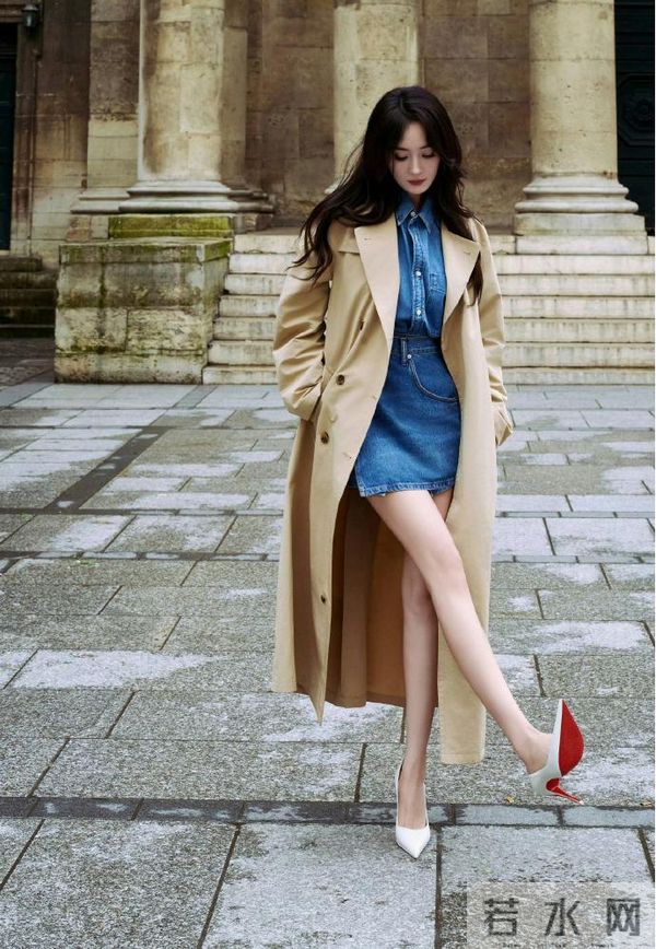 杨幂长腿杀疯了！活动现场全程黑丝白皙美腿，这比例绝了。