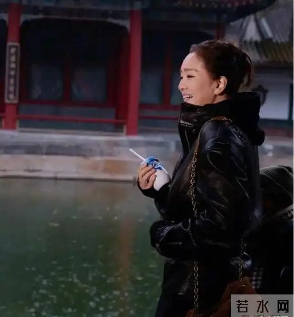 59岁巩俐现身北京公园,发丝凌乱,喝酸奶吃糖葫芦超接地气!