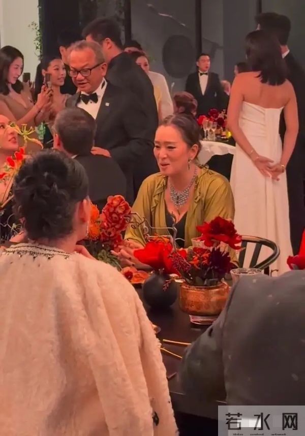 巩俐59岁依旧美出圈!知性打扮+吸睛项链,线下活动太亮眼