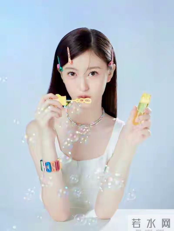 连演多部热播剧的白痴佳欣:168cm的清爽身材和独特的骨骼美!