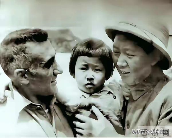 毛主席一家四口合影，四人脸上全是笑意，李讷紧挨毛主席