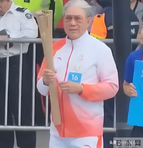 郭晶晶也没想到,79岁公公霍震霆再破天花板,让整个豪门圈沉默了