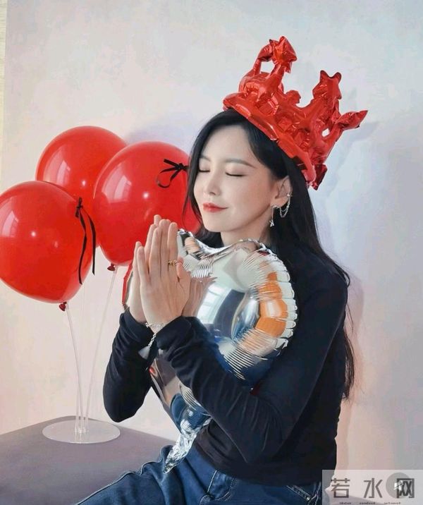 36岁于文文过生日，穿黑色露腰裙，腰部镂空设计，性感极了