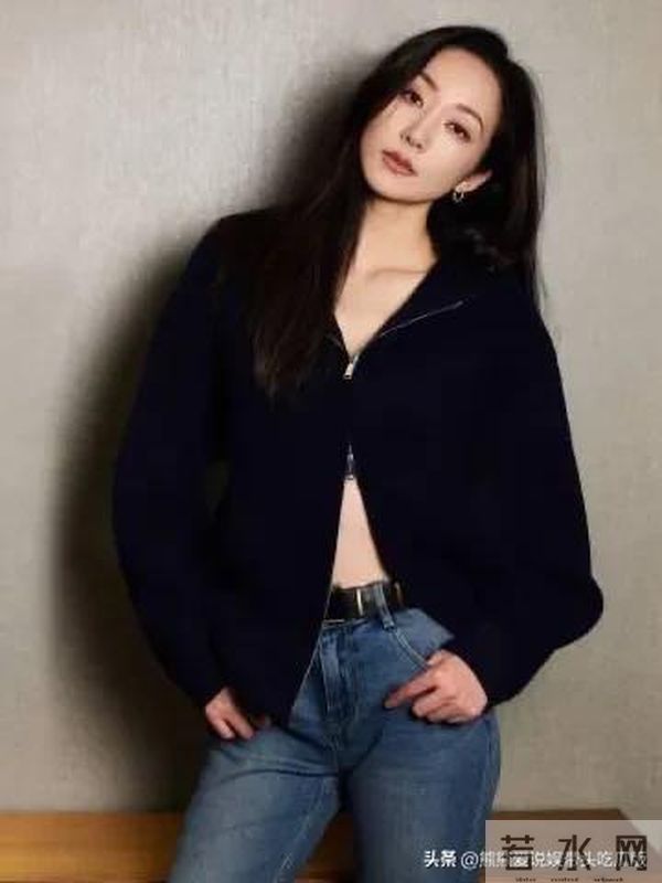 韩雪私服穿搭真时髦！穿黑色拉链开衫+牛仔裤，简约又高级！