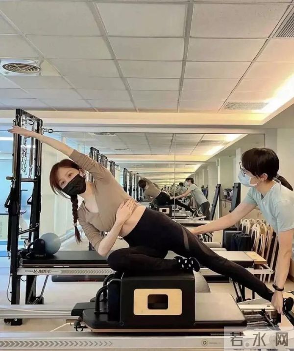 43岁王心凌的括号臀又辣又撩,弯腰那一刻,网友:这谁hold得住!