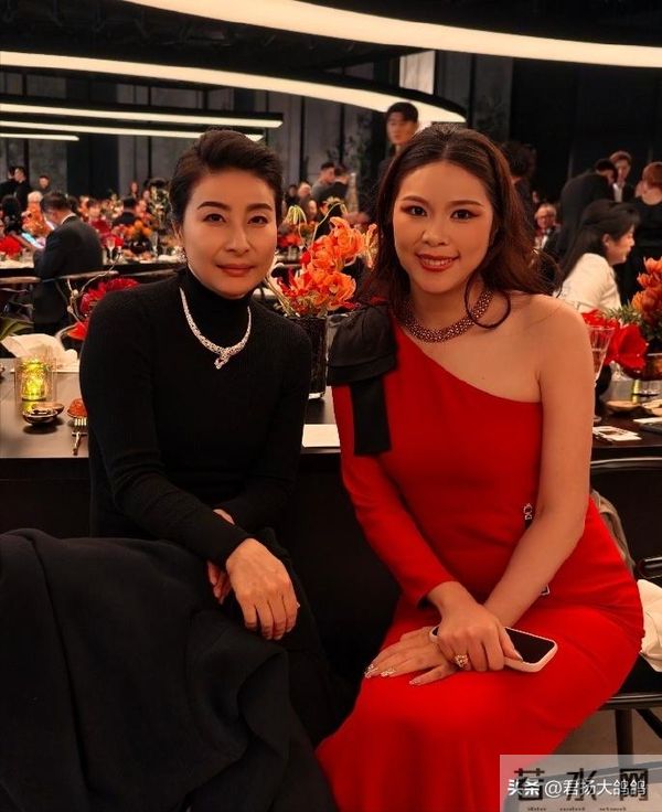 这一夜,露肩装的那英,深V领的朱珠,都输给了全裹出镜的郭晶晶