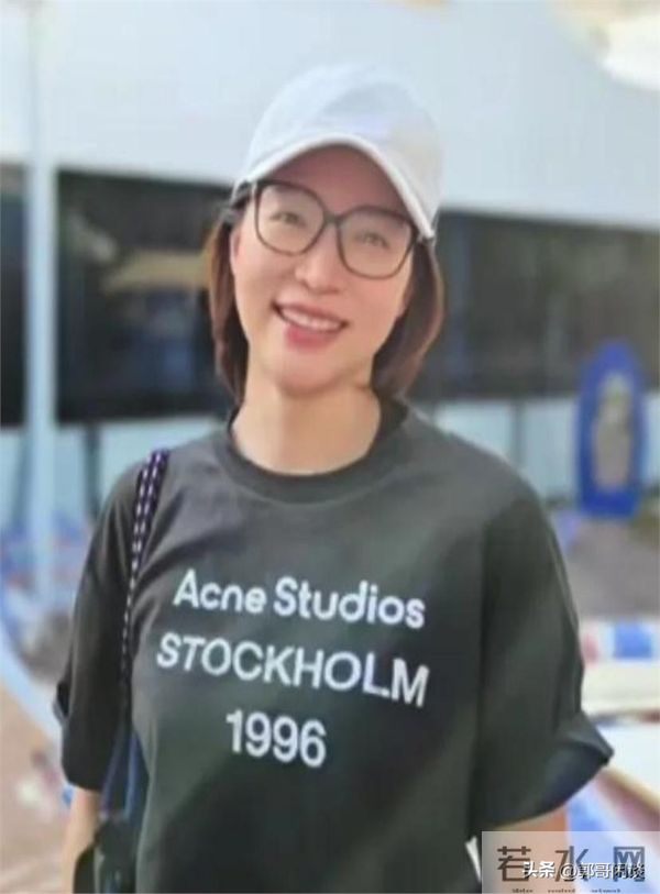 51岁董卿游苏州,打扮清爽和儿子一起,站姿还有主持人仪态