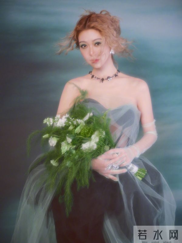 薛凯琪昆山演唱会造型,薄纱抹胸裙穿搭性感迷人