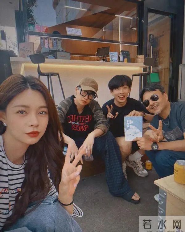 沈梦辰私密饭局曝光！亲手为汪涵盛汤，51岁涵哥胡子花白惊呆网友