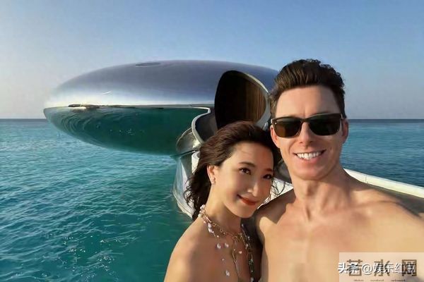 和陈赫离婚10年后，晒出情侣泳装照的许婧，没给前夫留一丝体面