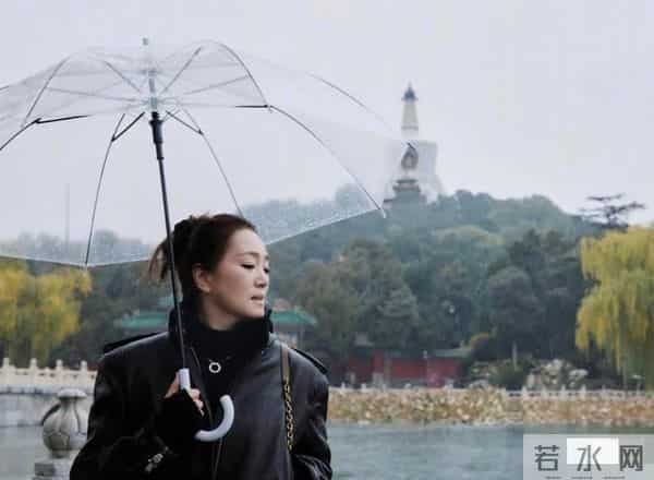 59岁巩俐现身北京公园,满脸皱纹头发凌乱 喝酸奶吃糖葫芦超接地气