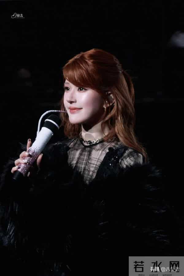 赵露思生日演唱会造型真顶,这身材太迷糊了!