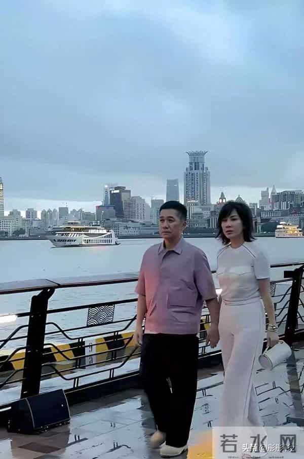 刘嘉玲上海街头被偶遇！59岁面容饱满似少女，身材绝佳状态逆龄