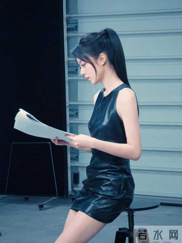 赵今麦长大了!穿油亮黑丝黑裙造型,性感值拉满!