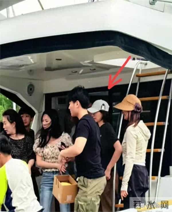 51岁董卿游苏州,打扮清爽和儿子一起,站姿还有主持人仪态