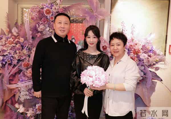 杨紫33岁生日晒全家福,杨爸杨妈气质出众好年轻,一家三口好幸福